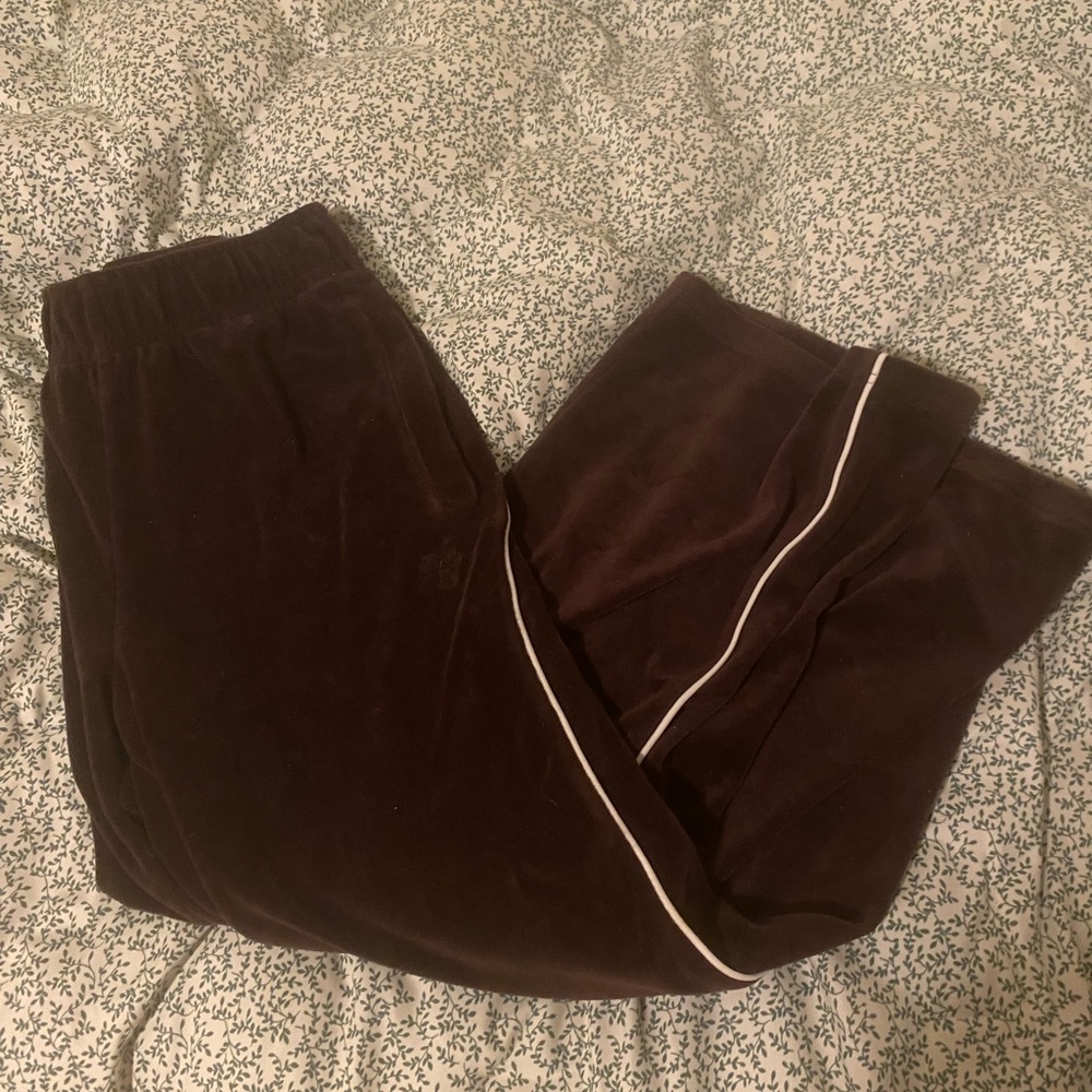 Adorable aritzia brown sweats with white stripe detailing